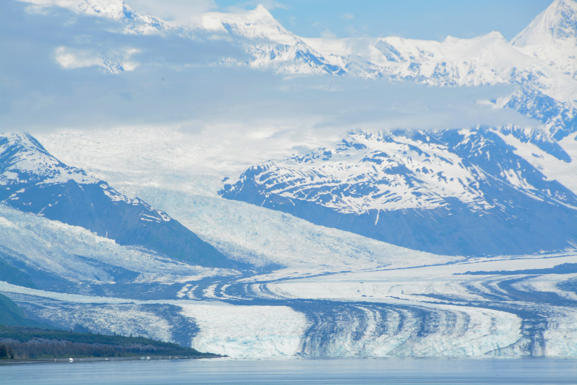 Gletscher mit vielen Schichten Eis windet sich in Alaska einen Berg hinunter