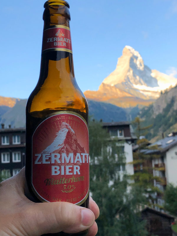 Flasche Zermatt Bier neben dem Matterhorn mit Alpenglühen