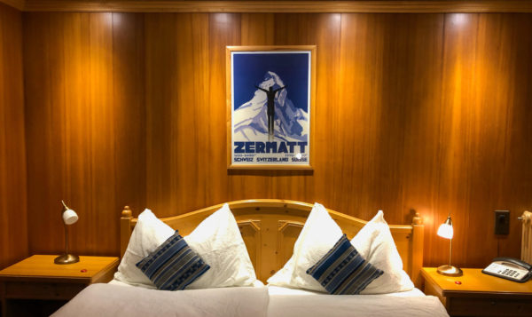 Poster von Zermatt in einem Hotelzimmer mit viel Holz