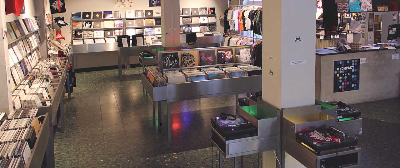 Plattenregale und Turntables bei Kompakt Schallplatten in Köln