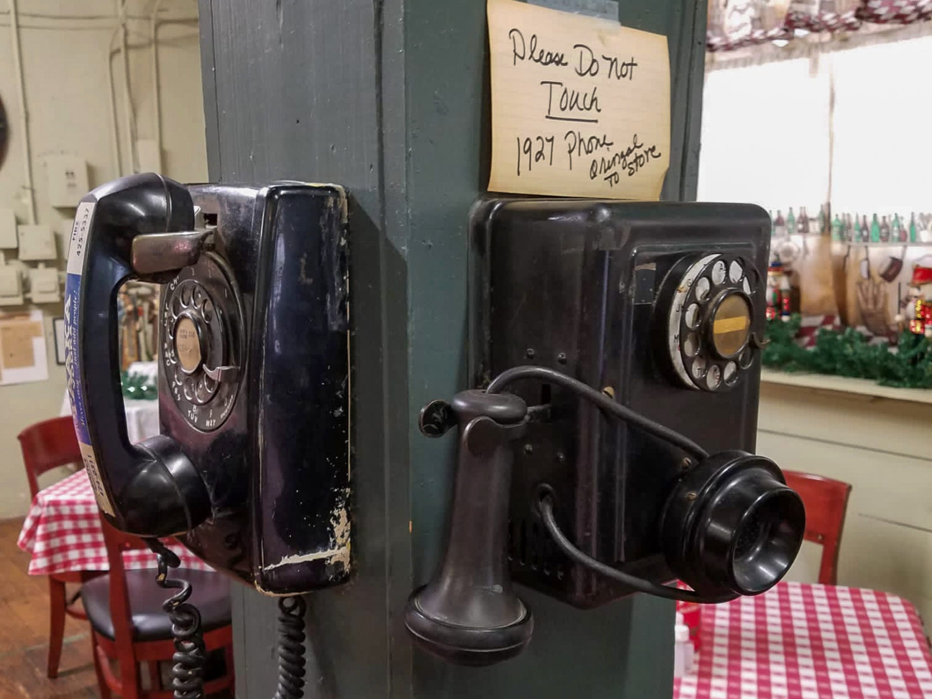Antike Telefone von 1927 in Fertitta's Delikatessen in Shreveport