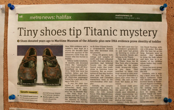 Zeitungsausschnitt über die kleinen Schuhe, die dem unbaknnten Kind an Bord der Titanic zugeordnet werden