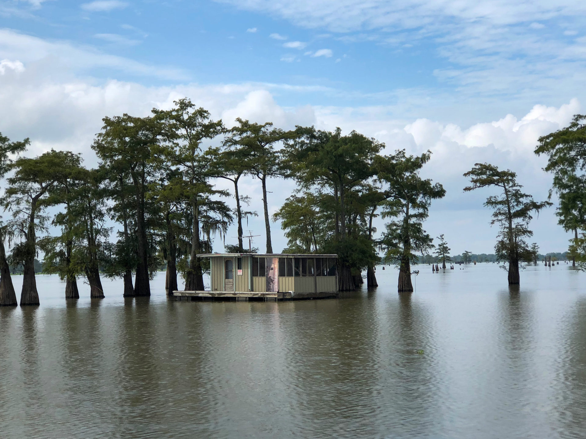 Bewohntes Haus treibt im Mündungsdelta des Mississippi