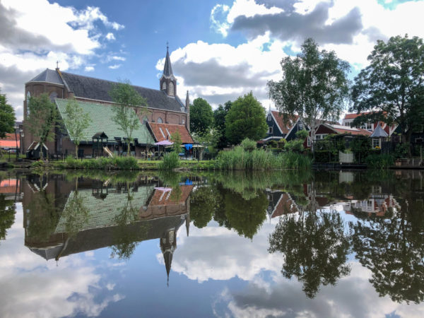 Das Dorf De Rijp in Noord Holland mit Kirche und malerischen Häusern