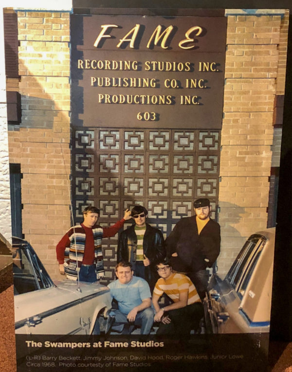 Foto der Band The Swampers vor dem FAME Studio