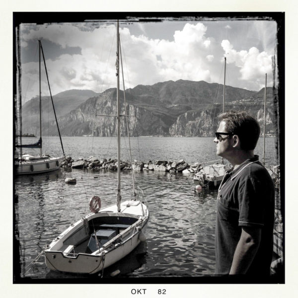 Autor mit Yachten auf historischem Foto am Gardasee