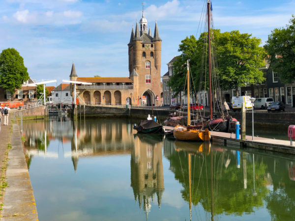 Die Niederlande und das Wasser: Stadtbild von Zierikzee mit Stadttor und Hafen