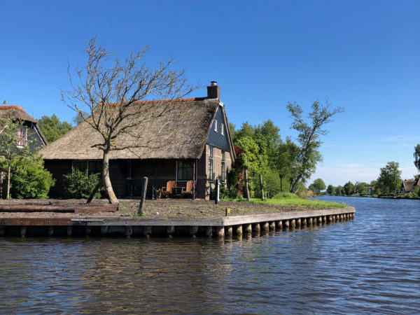 Haus mit Reetdach an einer Wasserstraße im Nationalpark Weerribben-Wieden in den Niederlanden