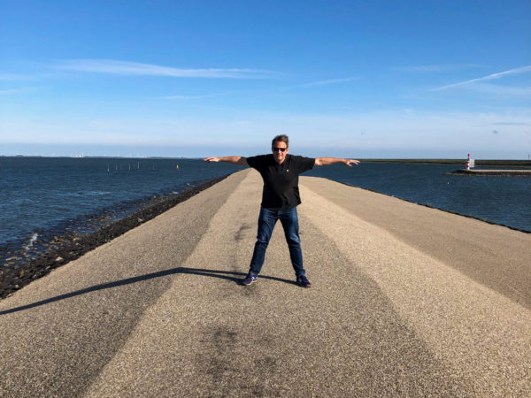 Autor Ralf Johnen an einem windigen Tag auf einem Deich im Ijsselmeer