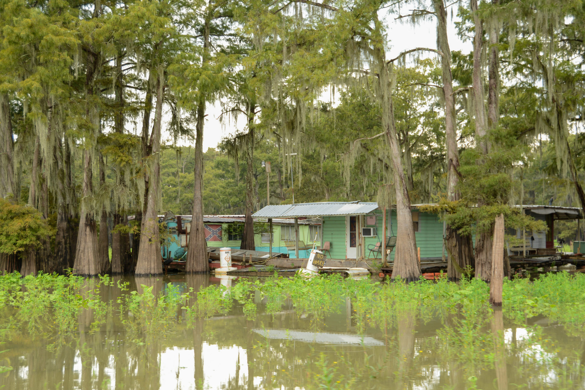 Wohnhütten mit Südstaaten-Flagge in den Bayous von Louisiana