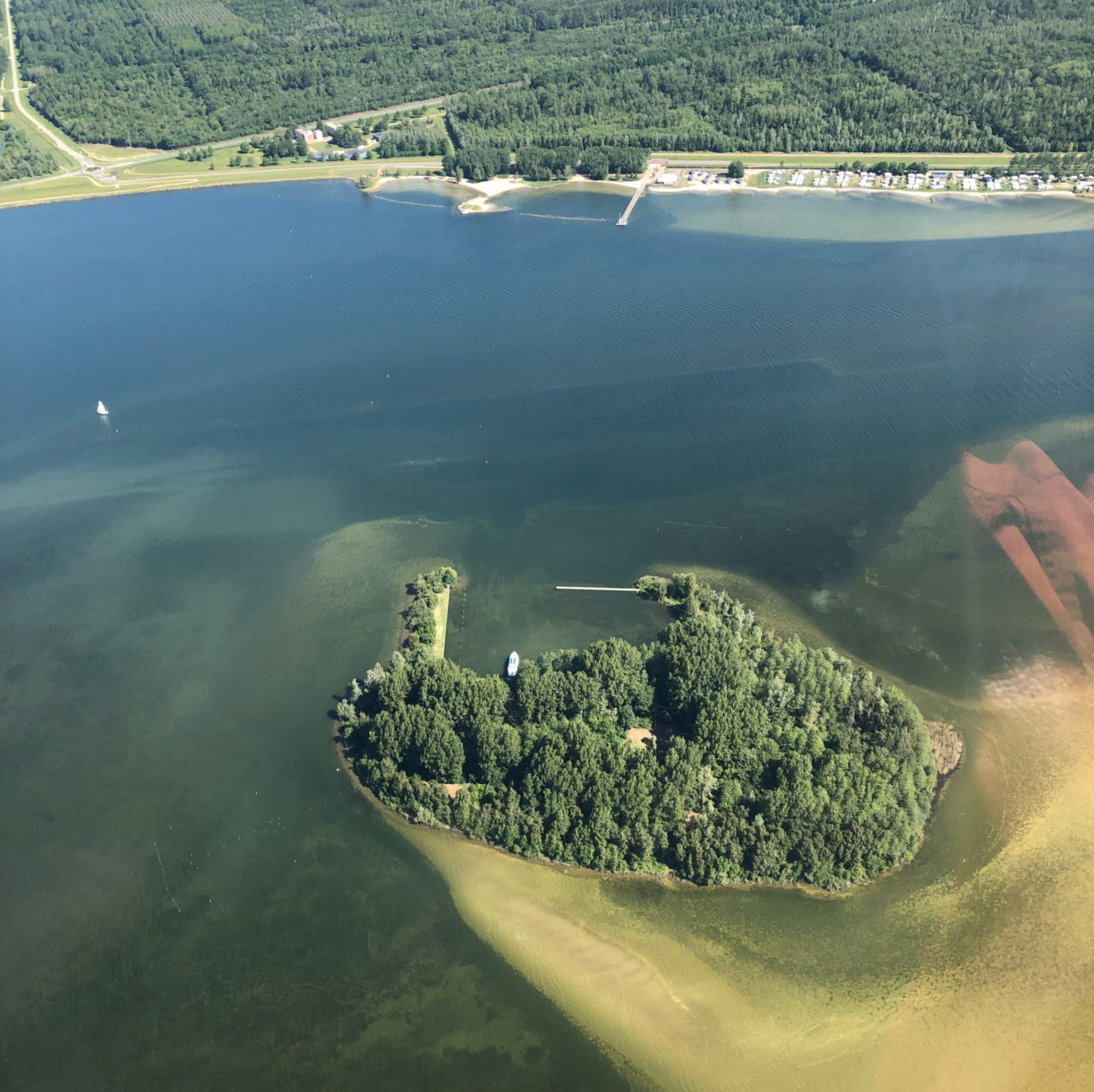 Luftaufnahme einer kleinen Insel vor der Provinz Flevoland
