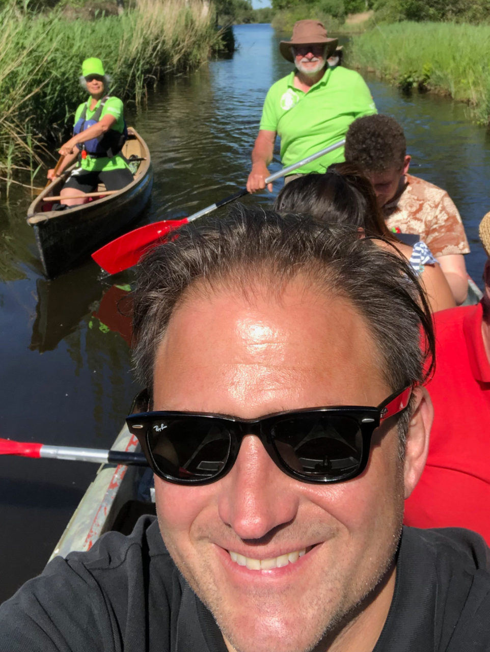 Autor Ralf Johnen in einem Kanu bei der Erkundungstour die Niederlande und das Wasser