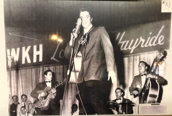 Elvis Presley während des Louisiana Hayride in Shreveport, Louisiana
