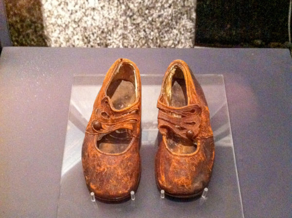 Die kleinen Schuhe des unbekannten Kindes, das an Bord der Titanic war