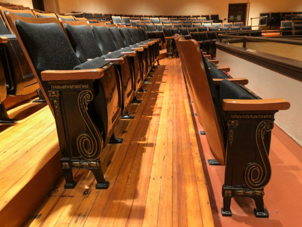 Aufwendig ornamentierte Sitzreihen im Shreveport Municipal Auditorium