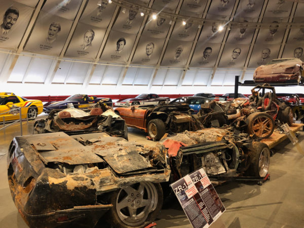 Wracks von Sportwagen im Skydome des National Corvette Museum in Kentucky