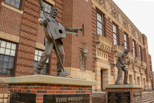 Statue von Elvis Presley vor dem Shreveport Municipal Auditorium