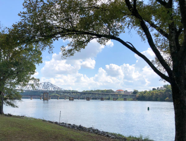 Die Brücke über den Tennessee River verbindet Muscle Shoals mit Florence