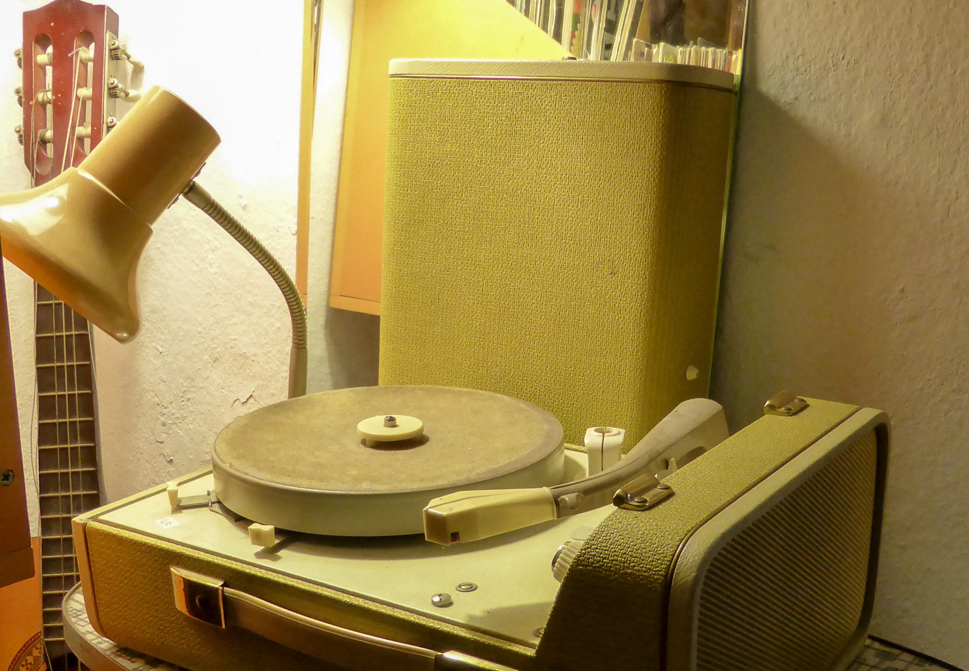 Vintage Schallplattenspieler in einem der besten Plattenläden in Köln