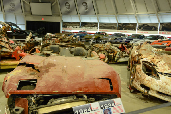 Autowracks im National Corvette Museum in Bowling Green, Kentucky, die 2014 in ein Erdloch gerissen wurden
