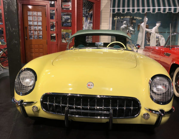 Zitronengelber Sportwagen im National Corvette Museum in Bowling Green