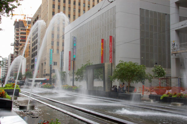 Bahngleise mit Brunnen kürzlich in der Innenstadt von Houston