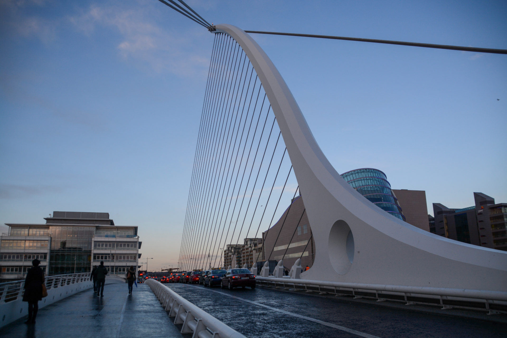 Harfenförmige Brücke über den Liffey in Dublin von Santiago Calatrava