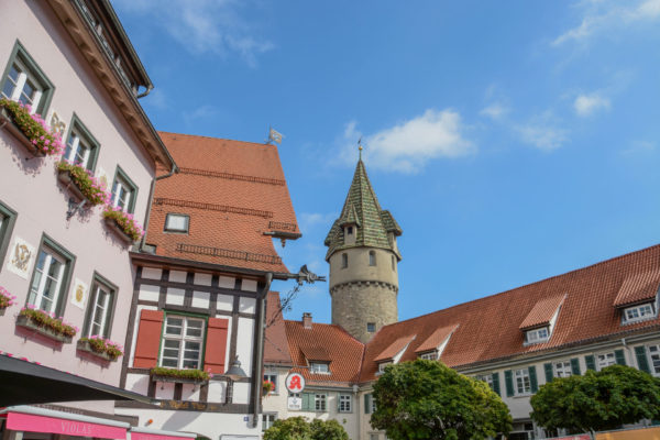 Der Grüne Turm in Ravensburg mit Fachwerkhäusern