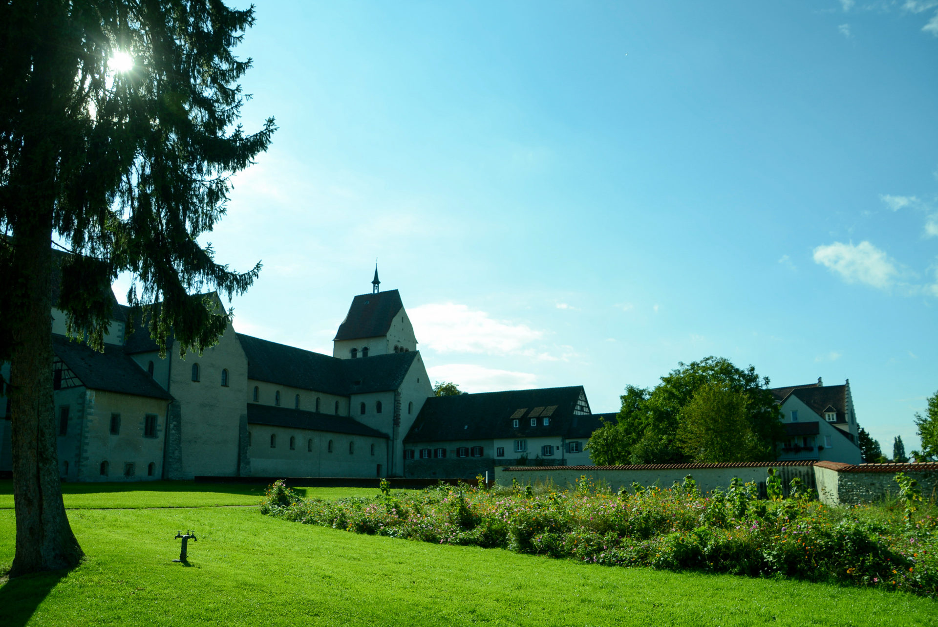 Kloster Reichenau im Bodensee mit eigenem Kräutergarten an einem sonnigen Tag