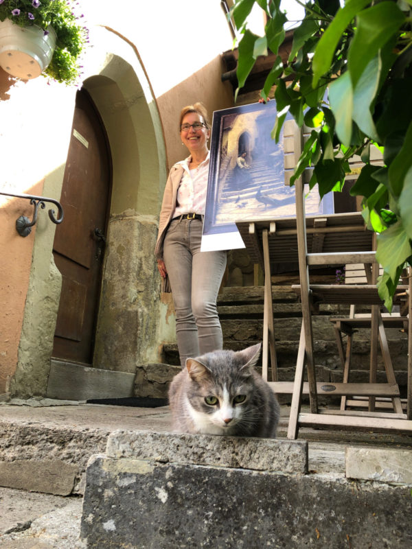 Katze mit Frau und Bild in einem Innenhof in Rothenburg
