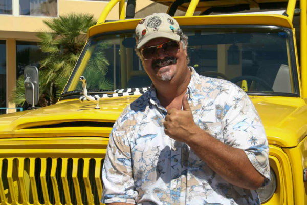 Tourguide Tim Regalado mit seinem Hummer in Palm Springs