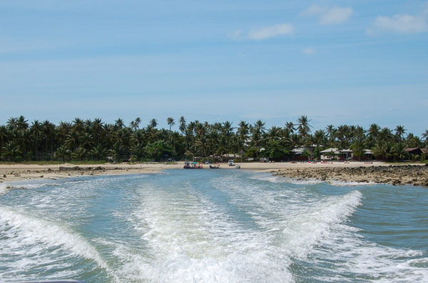 Wellen vor einer einsamen Insel in Thailand