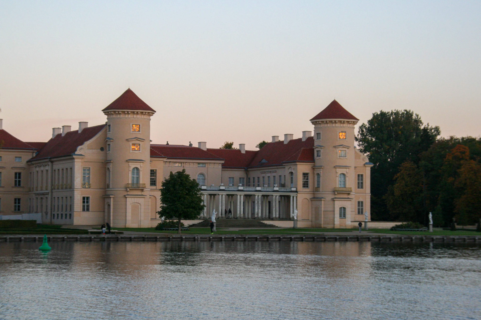 Schloss Rheinberg in Mecklenburg im Abendlicht