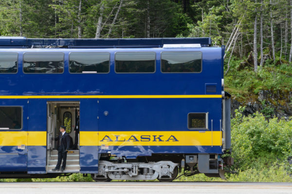 Wagon der Alaska Railroad in Whittier mit Schaffner in der Tür