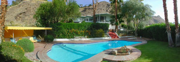 Pool mit Bergen und Palmen im Howard Hughes Mini Estate