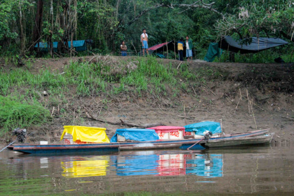 Boot im Alltag der Indios am Amazonas in Peru
