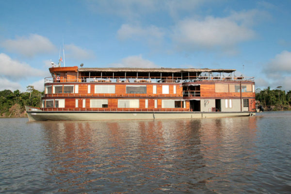 Das luxuriöse Fussskreuzfahrtschiff Delfin II auf dem Amazonas in Peru