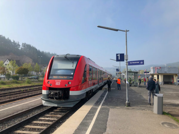 Zug im Bahnhof von Kall in der Eifel mit Morgennebel und Sonne