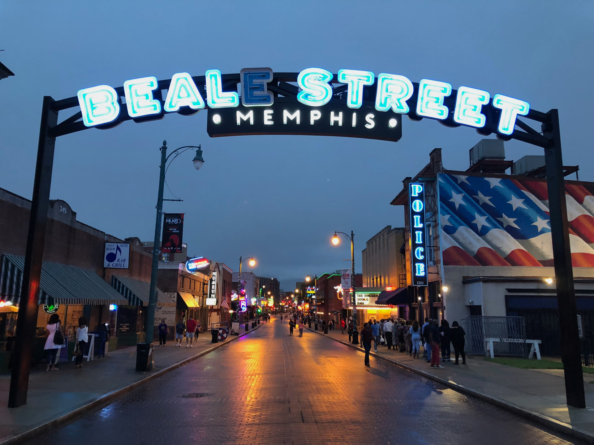 Abendaufnahme der Beale Street in Memphis