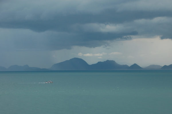 Bedrohlicher Himmel mit Boot und Bergen vor Koh Samui