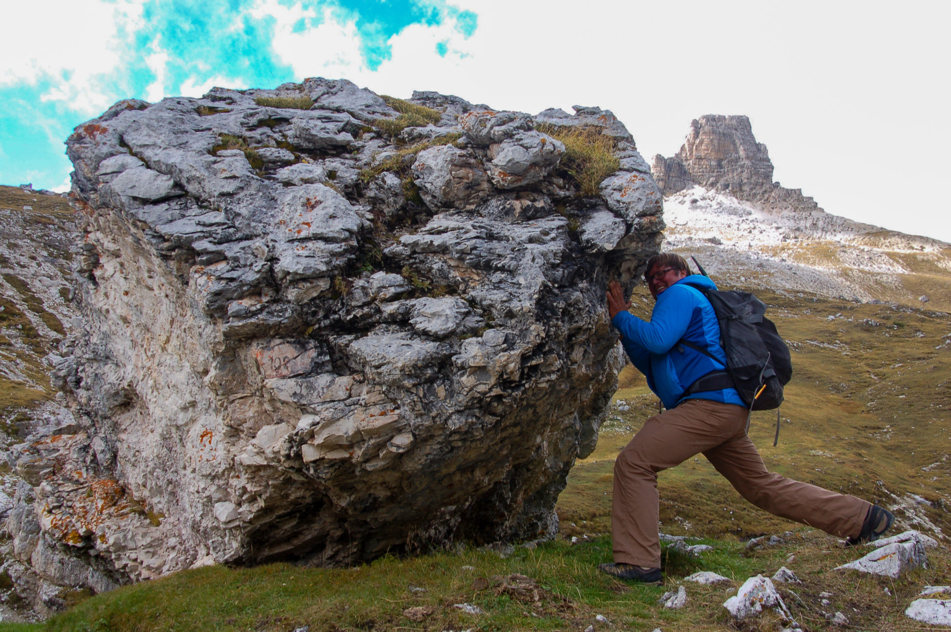 Bergführer Herbert Summerer versucht einen großen Stein zu bewegen