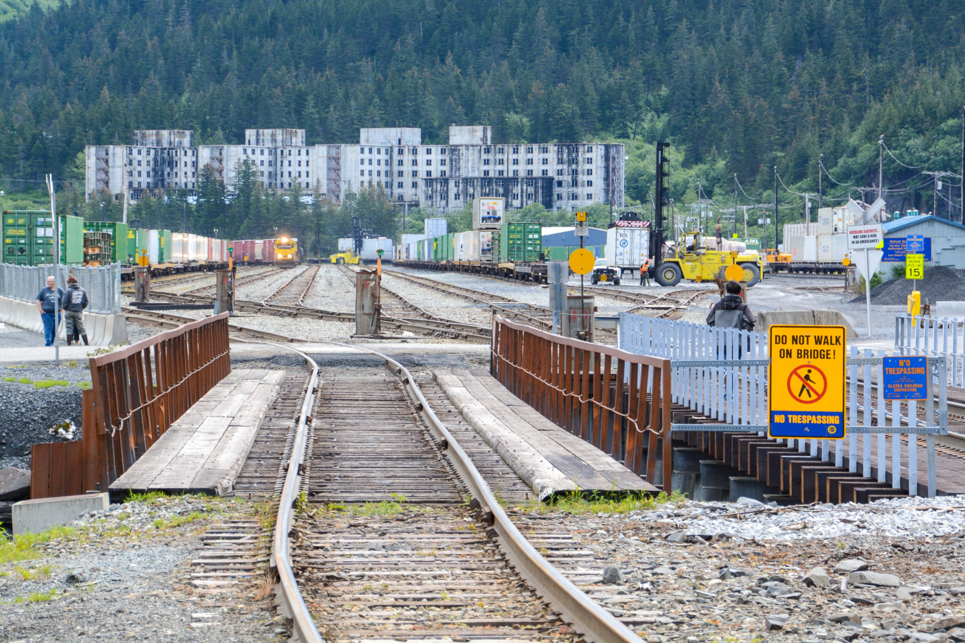 Verwitterte Wohnsiedlung aus Beton mit Gleisanlagen der Alaska Railroad in Whittier