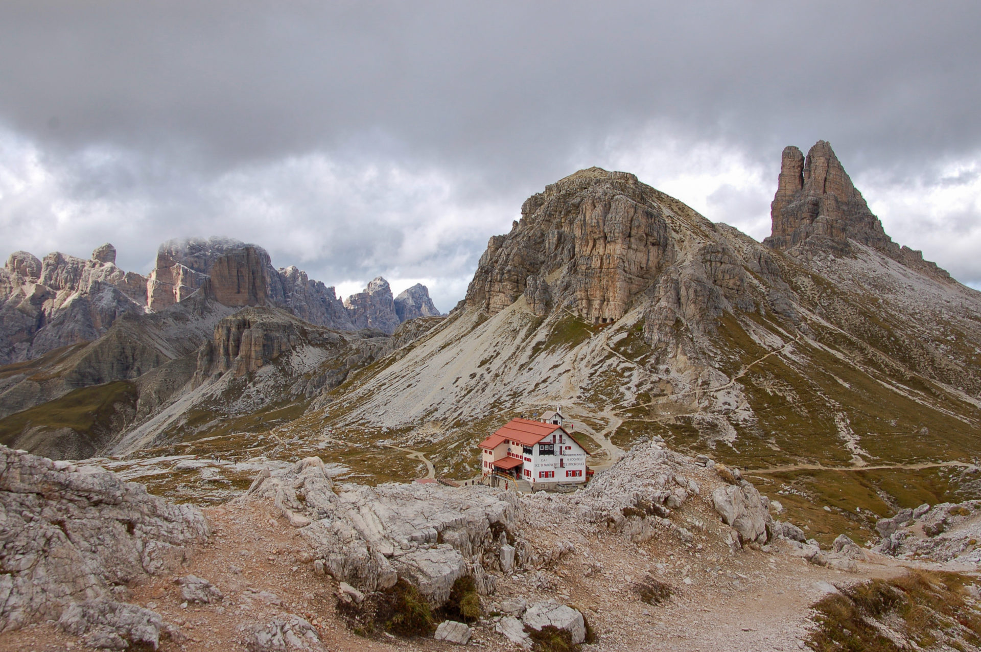 Blick auf die Dreizinnenhütte bei einer Wanderung in der Nähe von Sexten in Südtirol