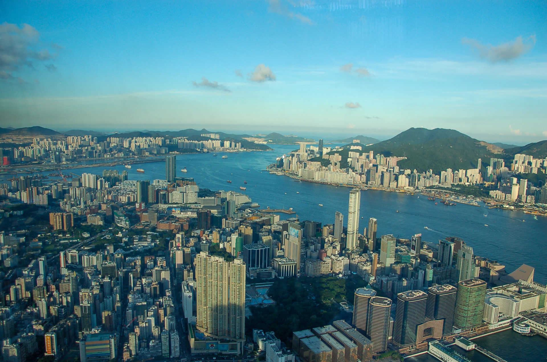 Blick von der Ozone Bar in Hongkong auf die Wolkenkratzer der Stadt