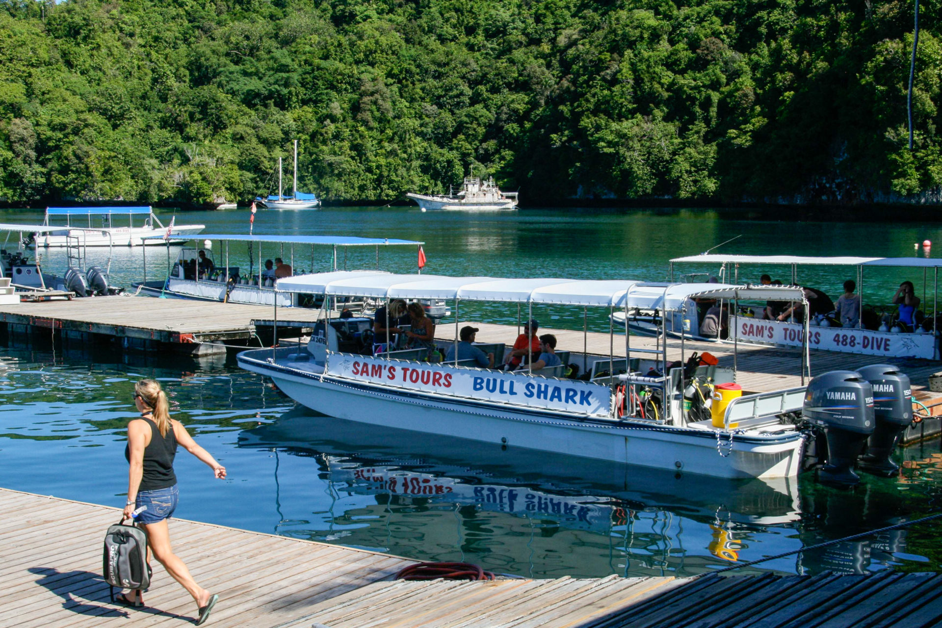 Boote der Tauchschule Sam's Tours auf Palau
