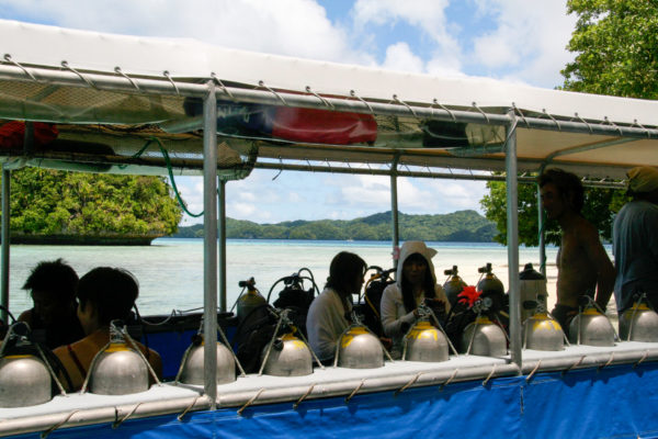 Passagiere und Sauerstoffflaschen an Bord eines Bootes einer Tauchschule in Palau
