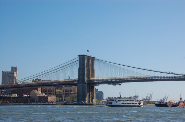 Brücke über den Hudson River mit Fähre von Statue Cruises