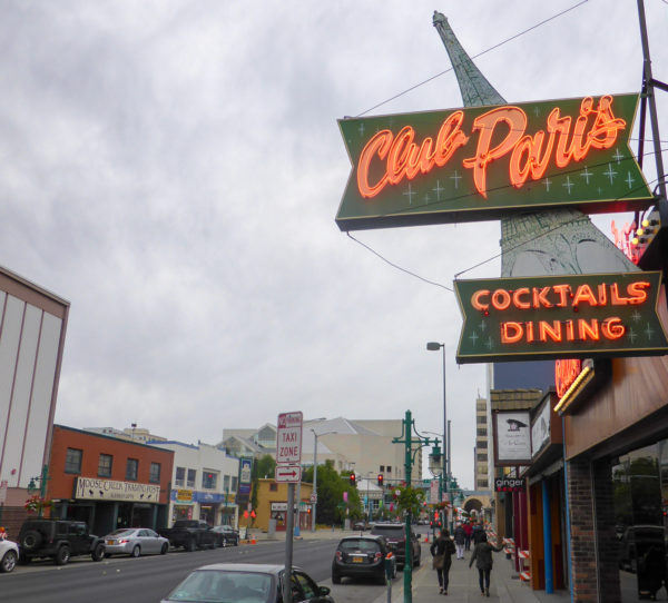 Club Paris in Anchorage mit Straßenszene aus Downtown