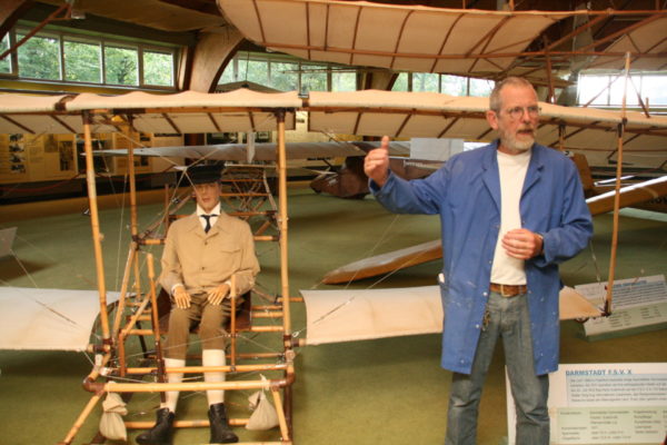 Dag Peters erläutert im Fliegermuseum Wasserkuppe, was es mit der Darmstadt S.F.V.X auf sich hat