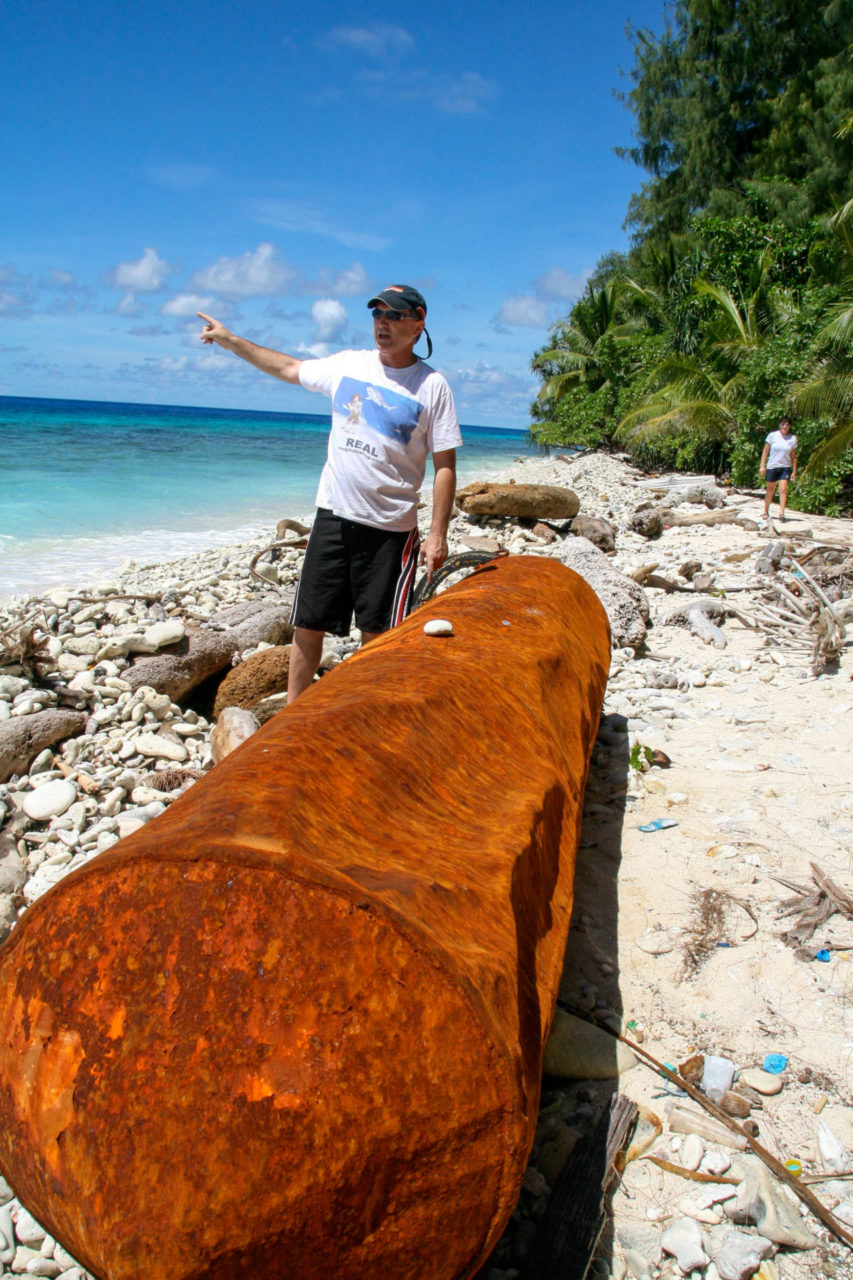 Haischützer Dermot Kean vor einer angeschwemmten Fish aggrevating device auf Palau